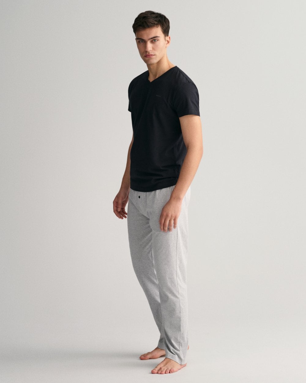 عبوة من قطعتين من تي شيرت برقبة على شكل حرف V