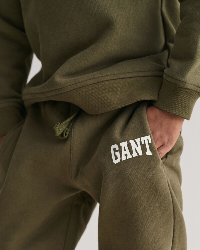 GANT ARCH SCRIPT SWEATPANTS JUNIPER GREEN / 92